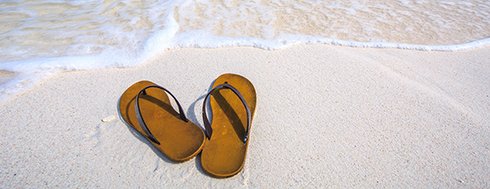 Ein Foto von zwei Sandalen am Strand