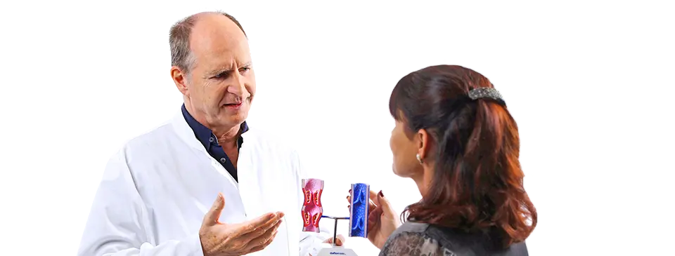 Arzt im Gespräch mit einer Patienten